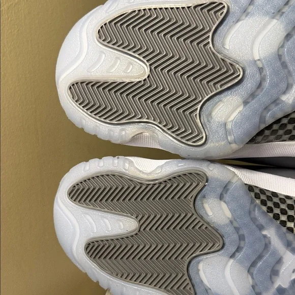 Jordan 11 Retro Grey - Picture 8 of 15